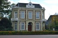 Monumentaal pand in Meppel. Betonwerk 2x gesausd met Caparol Capelast muurverf en overige schilderwerk.